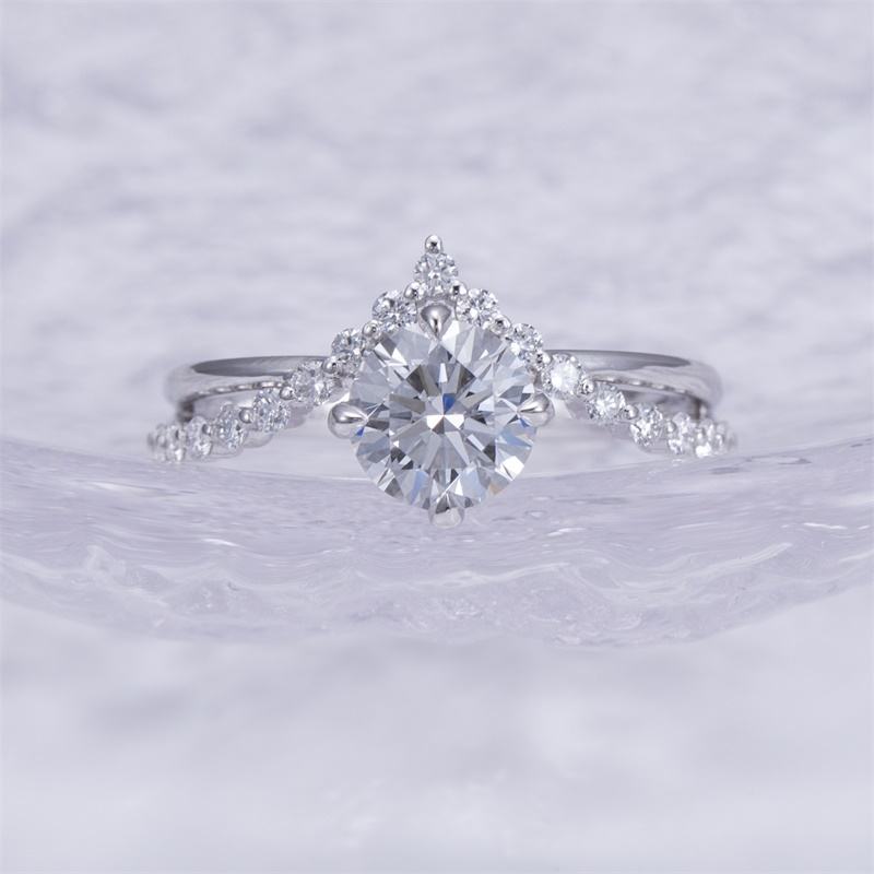 Four Claws Ring with Sparkling Stone and Elegant Shine