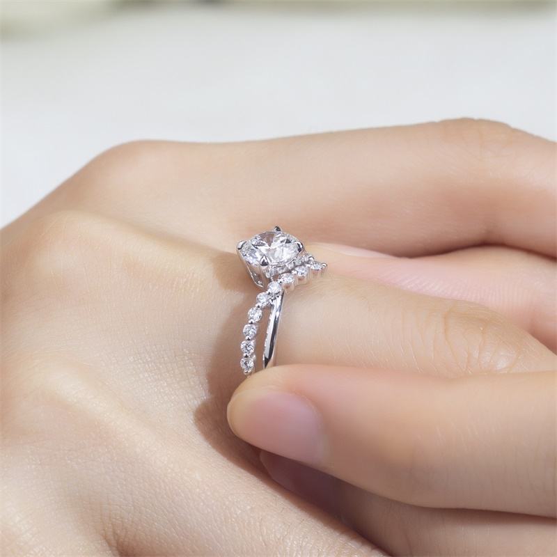 Four Claws Ring with Sparkling Stone and Elegant Shine