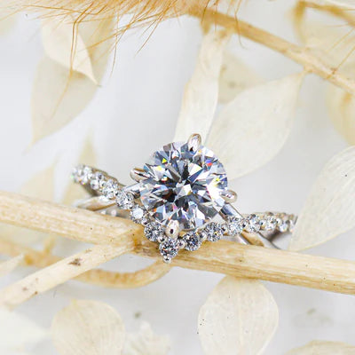 Four Claws Ring with Sparkling Stone and Elegant Shine