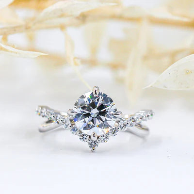 Four Claws Ring with Sparkling Stone and Elegant Shine